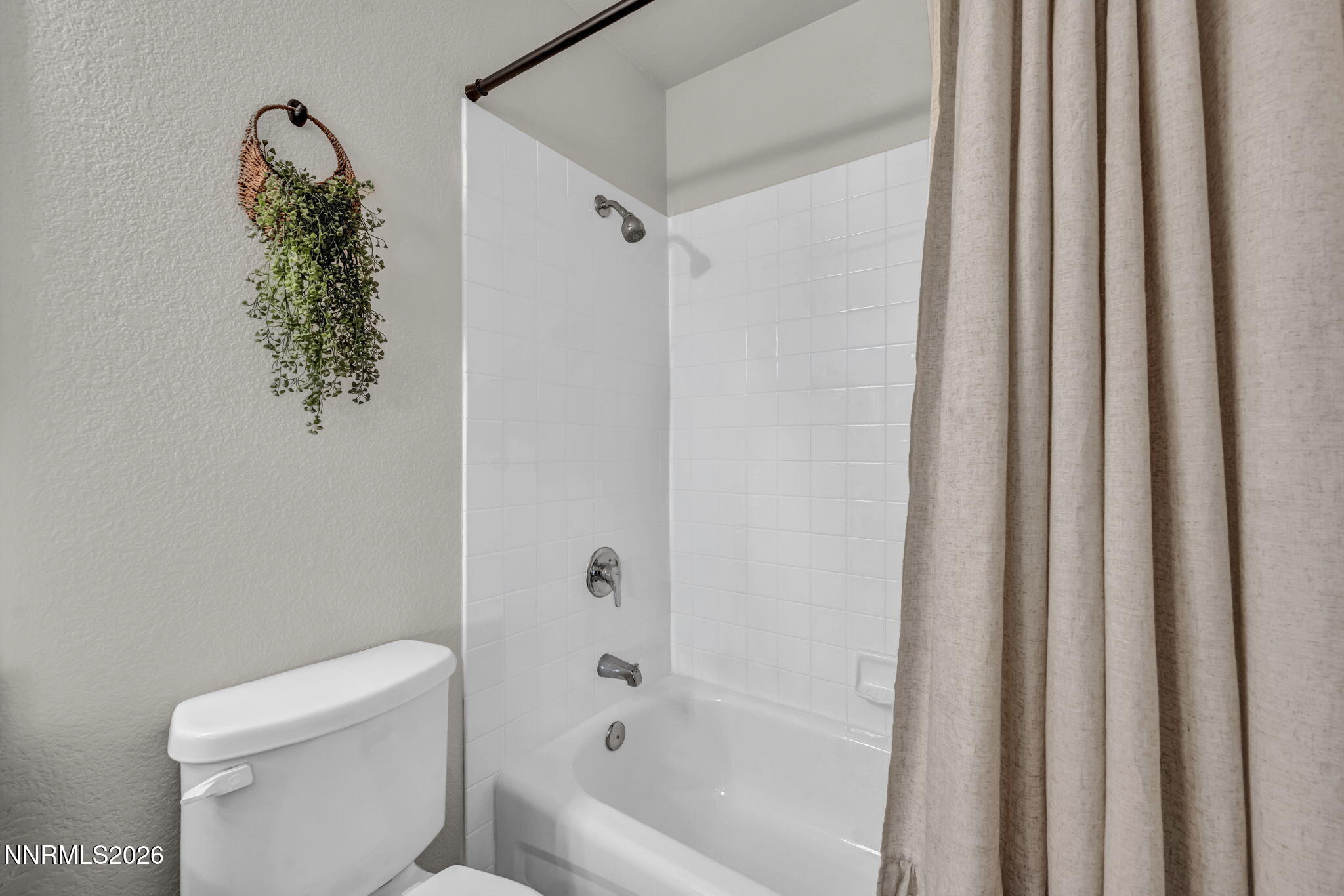 952 Red Falcon Way Spanish Springs, NV 89441 - Photo 26 of 46 a bathroom with a toilet and a bathtub