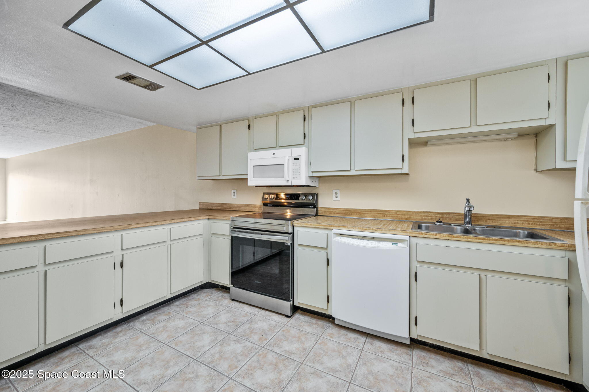 315 Tangle Run Boulevard, Unit 1016 Melbourne, FL 32940 - Photo 5 of 34 6-web-or-mls-DSC_2843