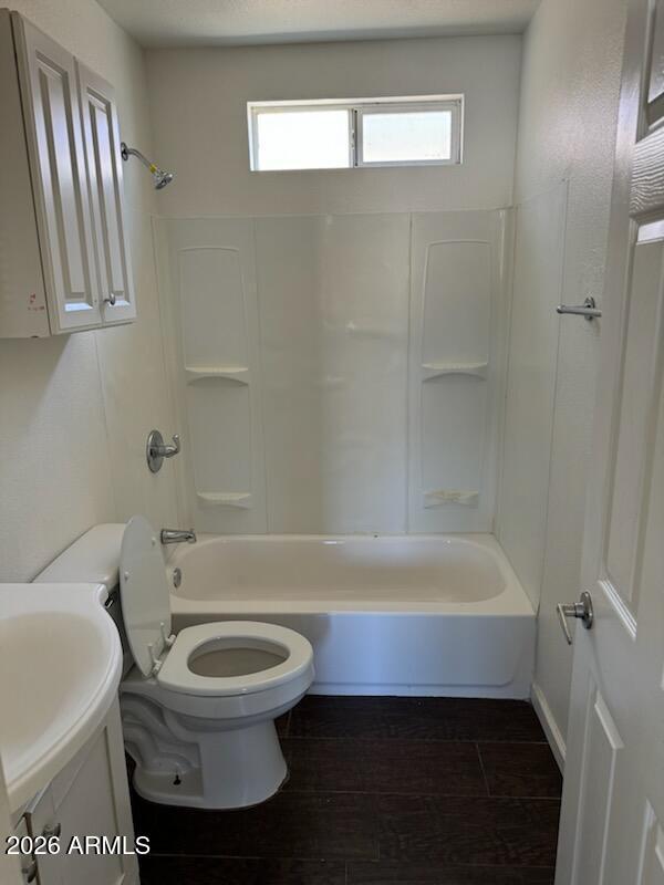 1319 West Vogel Avenue, Unit 3 Phoenix, AZ 85021 - Photo 2 of 5 a bathroom with a toilet and a bathtub