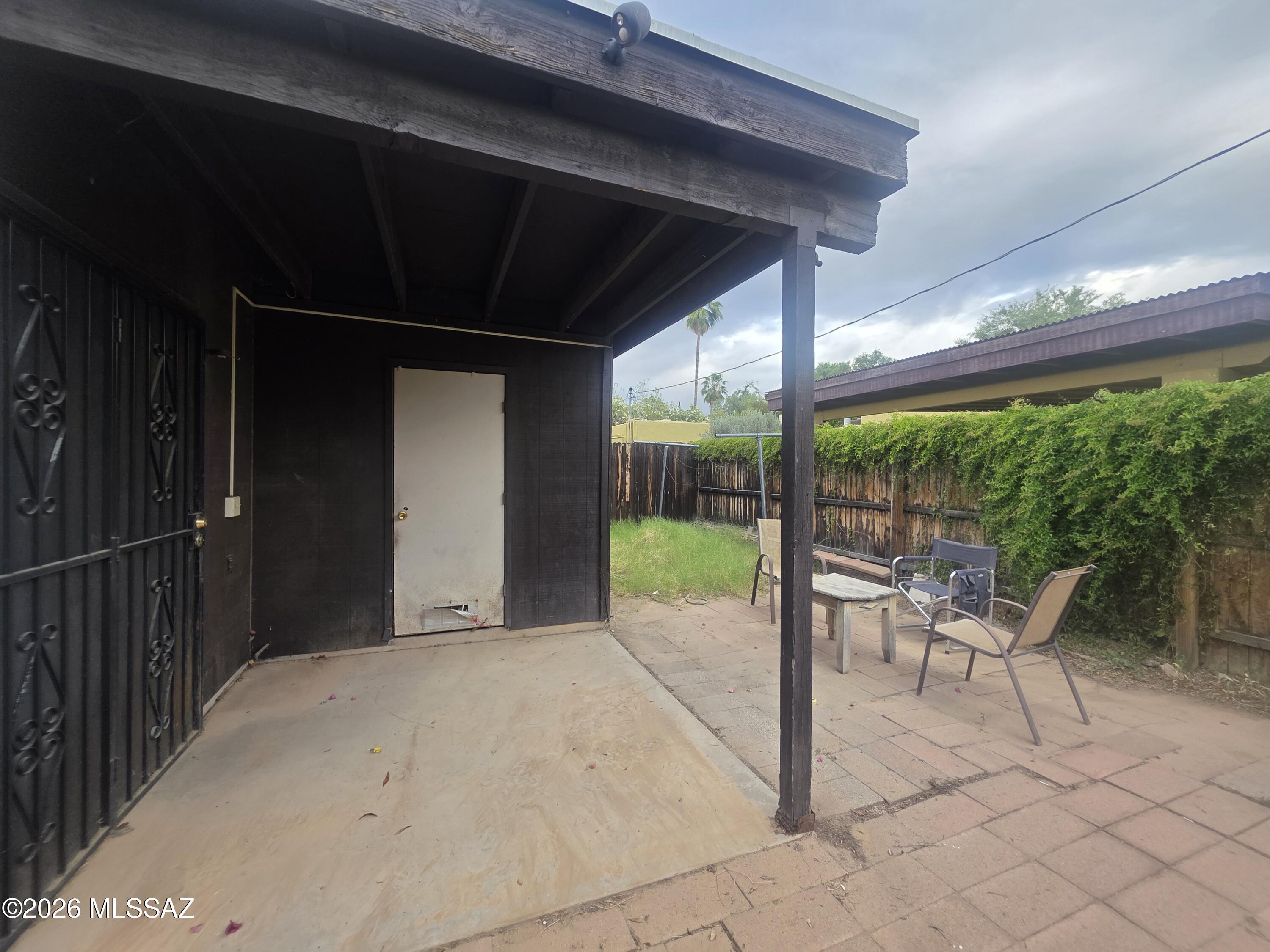 211 West Roger Road, Unit 24 Tucson, AZ 85705 - Photo 21 of 24 a porch with a table and chairs