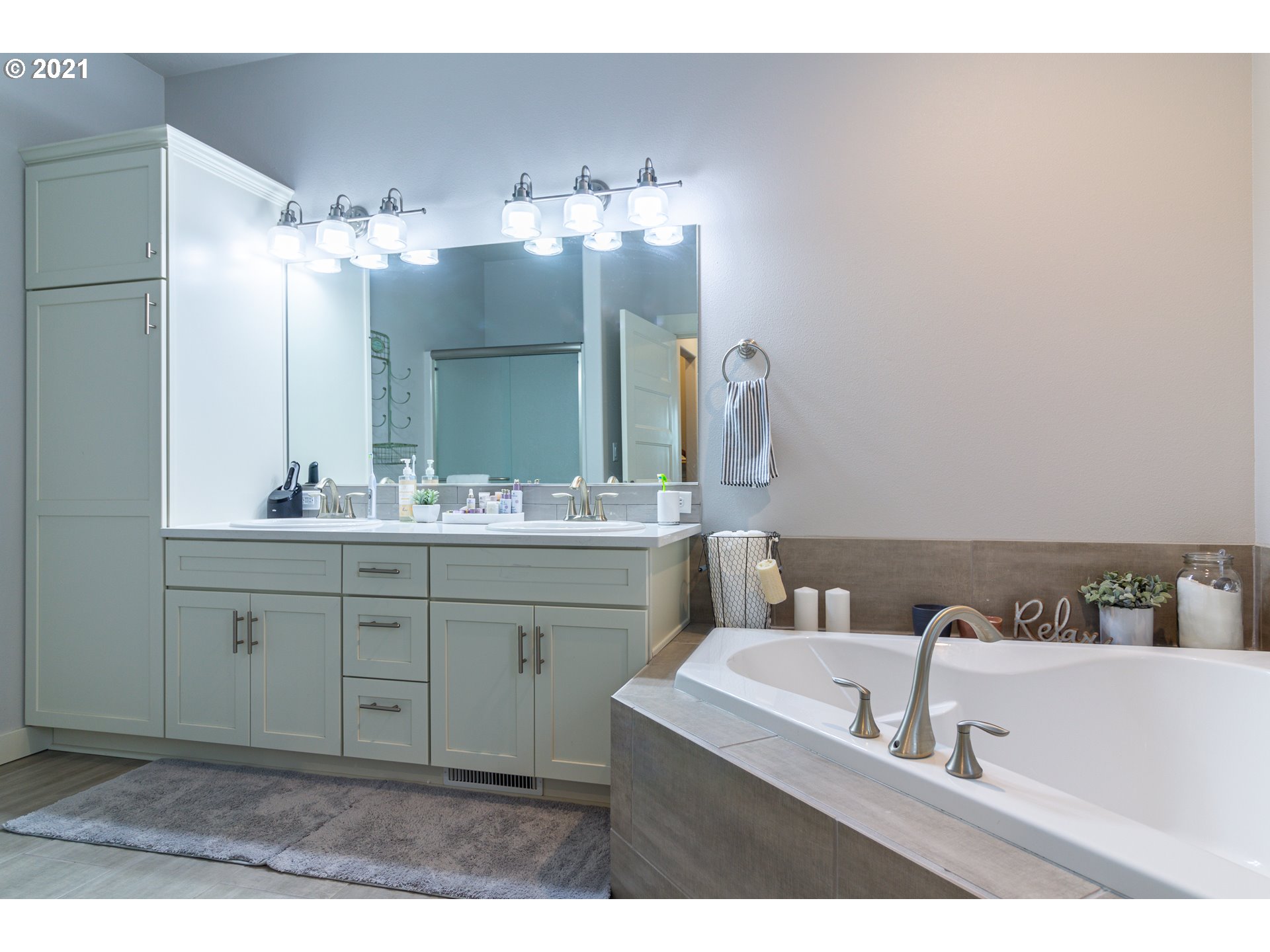 31931 Sun Ridge Lane Hermiston, OR 97838 - Photo 11 of 32 a bathroom with a sink vanity and mirror
