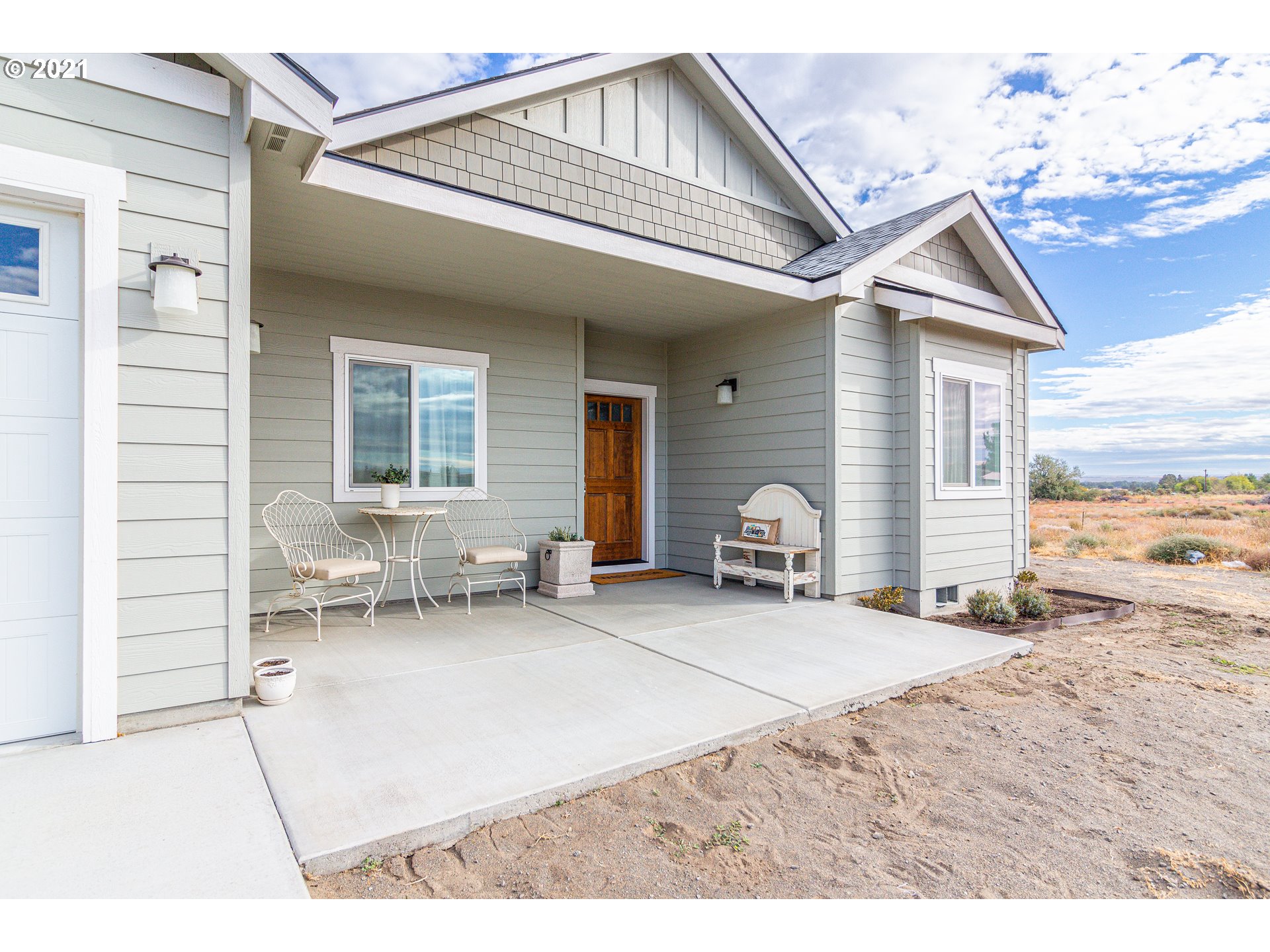 31931 Sun Ridge Lane Hermiston, OR 97838 - Photo 12 of 32 a backyard of a house with table and chairs