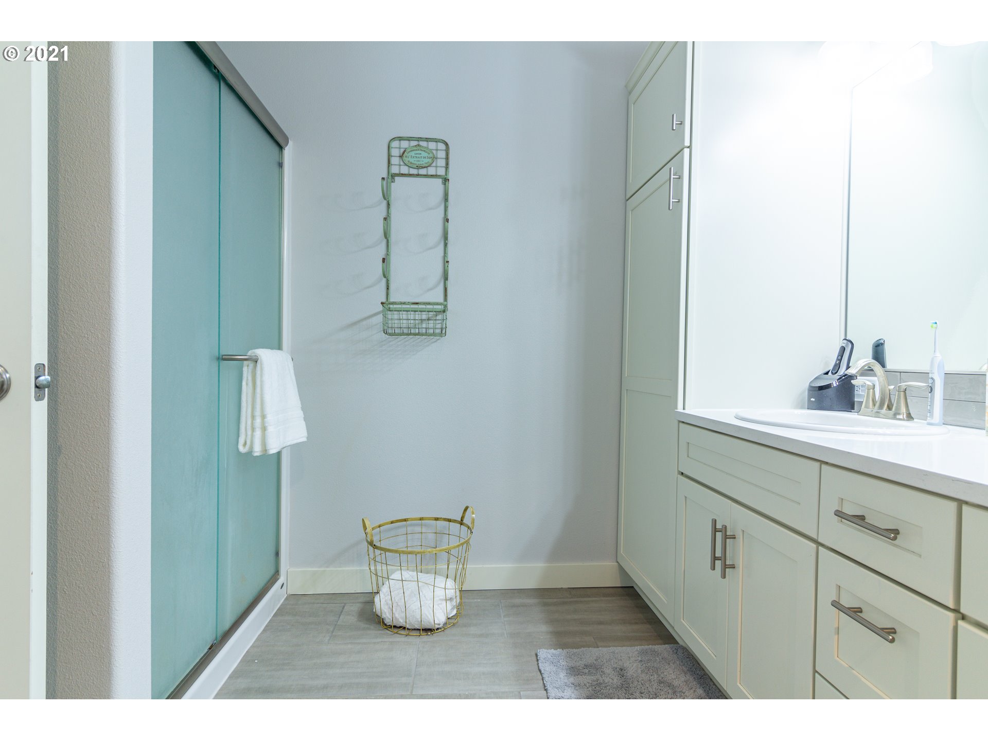 31931 Sun Ridge Lane Hermiston, OR 97838 - Photo 13 of 32 a bathroom with a toilet a sink and mirror