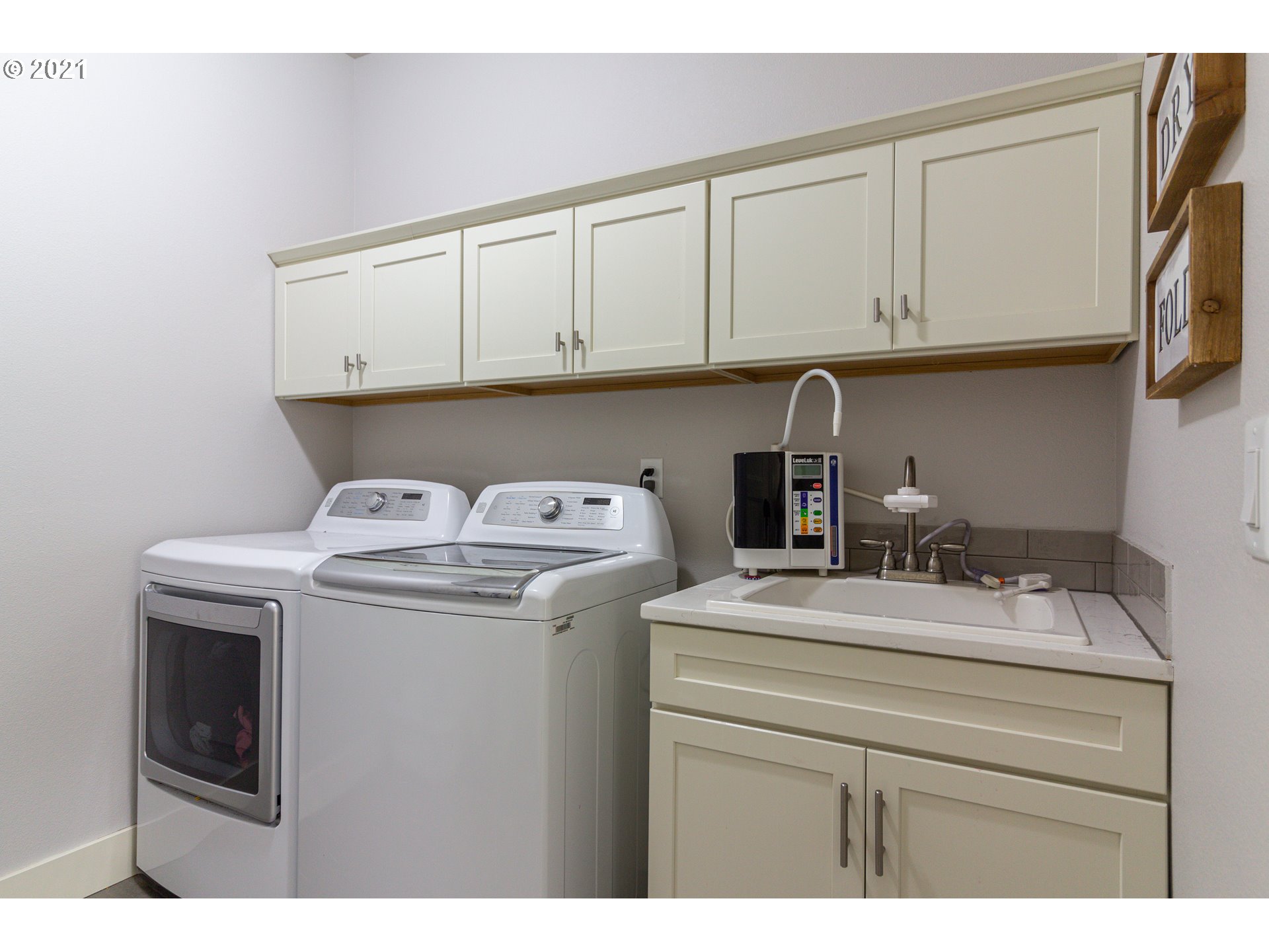 31931 Sun Ridge Lane Hermiston, OR 97838 - Photo 14 of 32 a utility room with dryer and washer