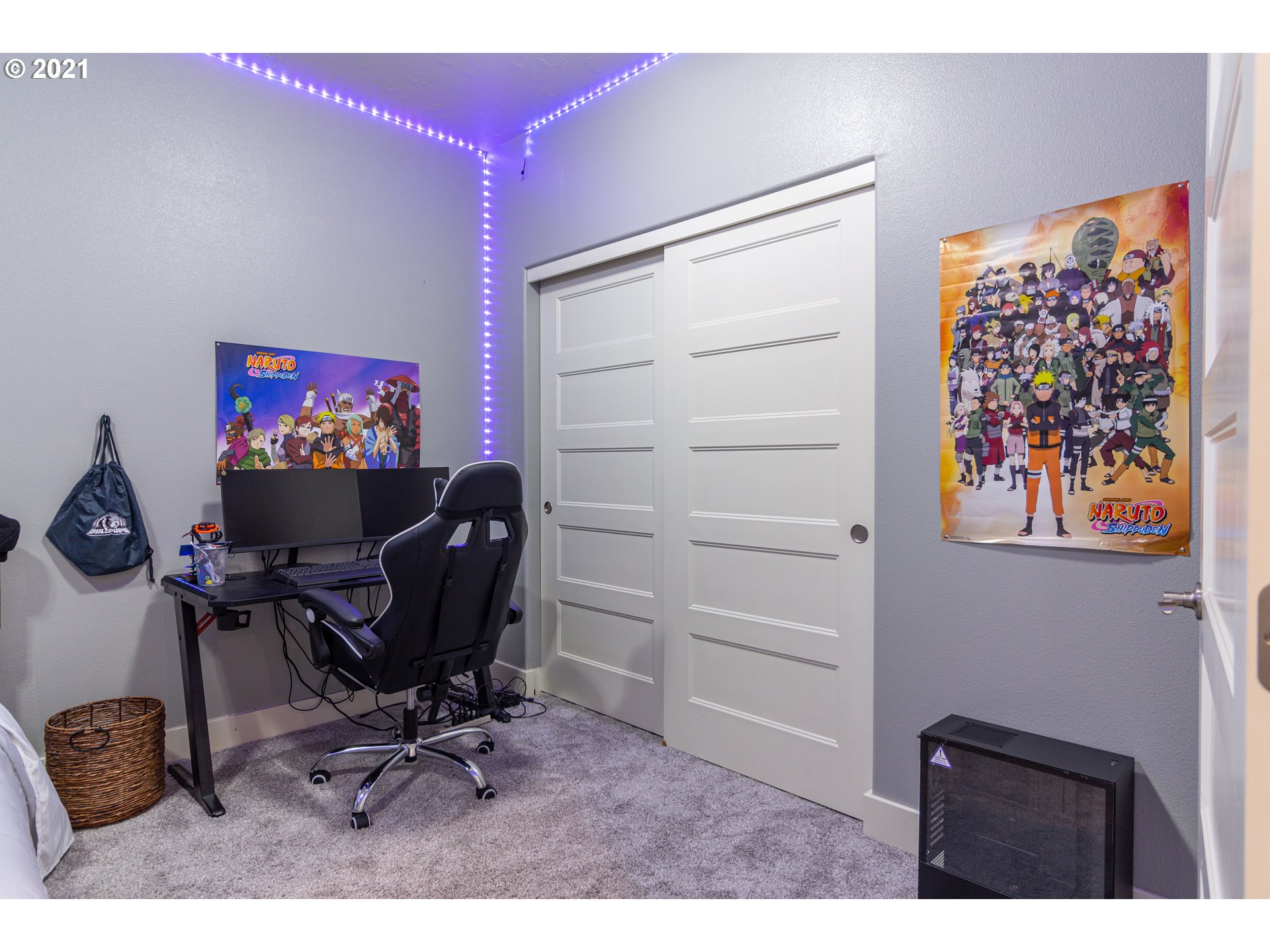 31931 Sun Ridge Lane Hermiston, OR 97838 - Photo 15 of 32 a workspace with furniture and a bookshelf