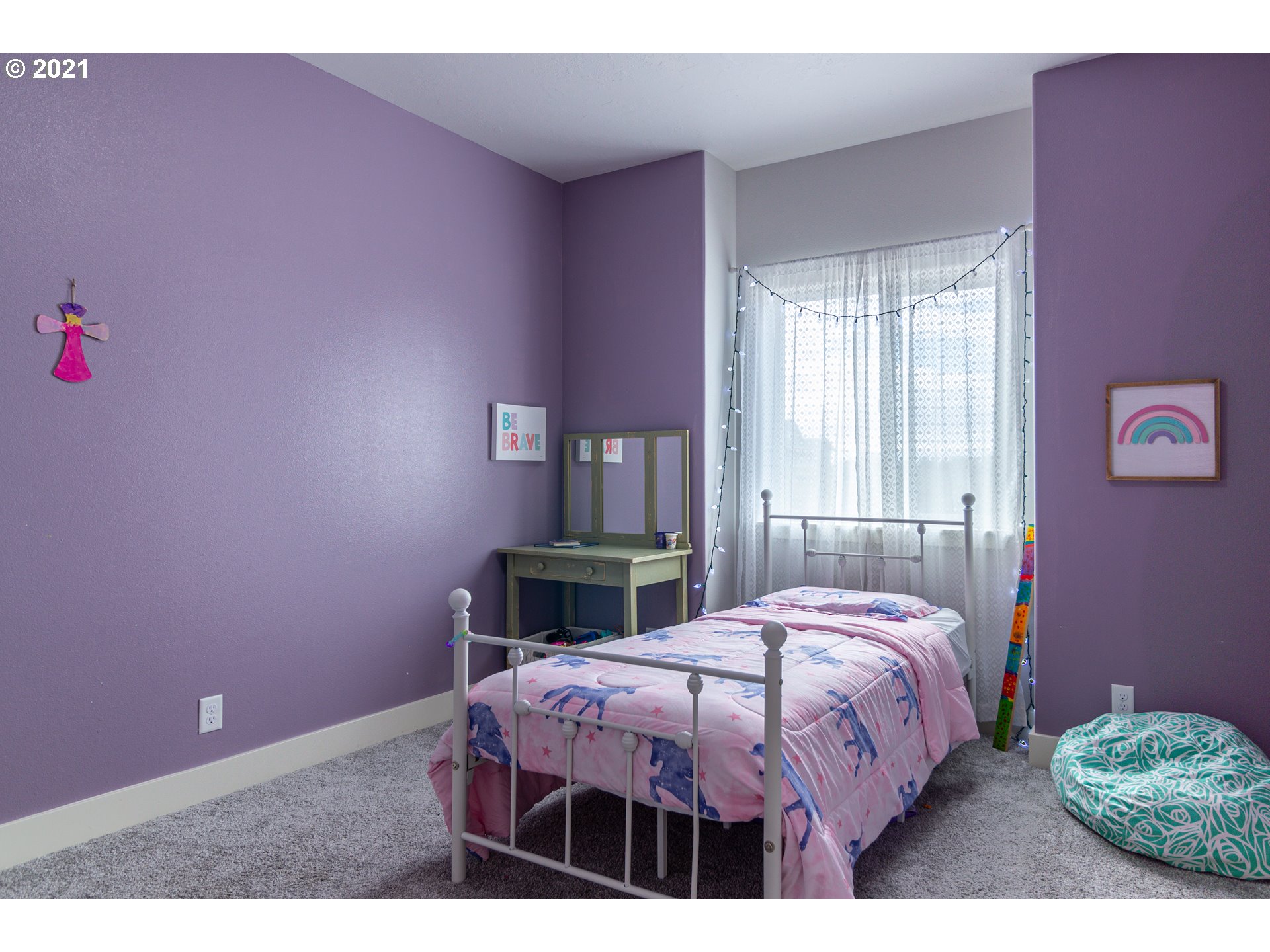 31931 Sun Ridge Lane Hermiston, OR 97838 - Photo 18 of 32 a bedroom with a bed and a window