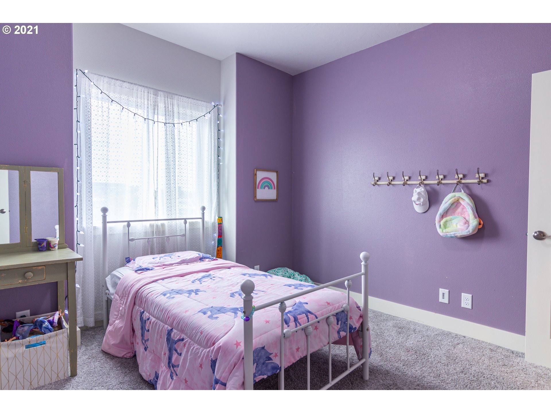 31931 Sun Ridge Lane Hermiston, OR 97838 - Photo 19 of 32 a bedroom with a bed and a window