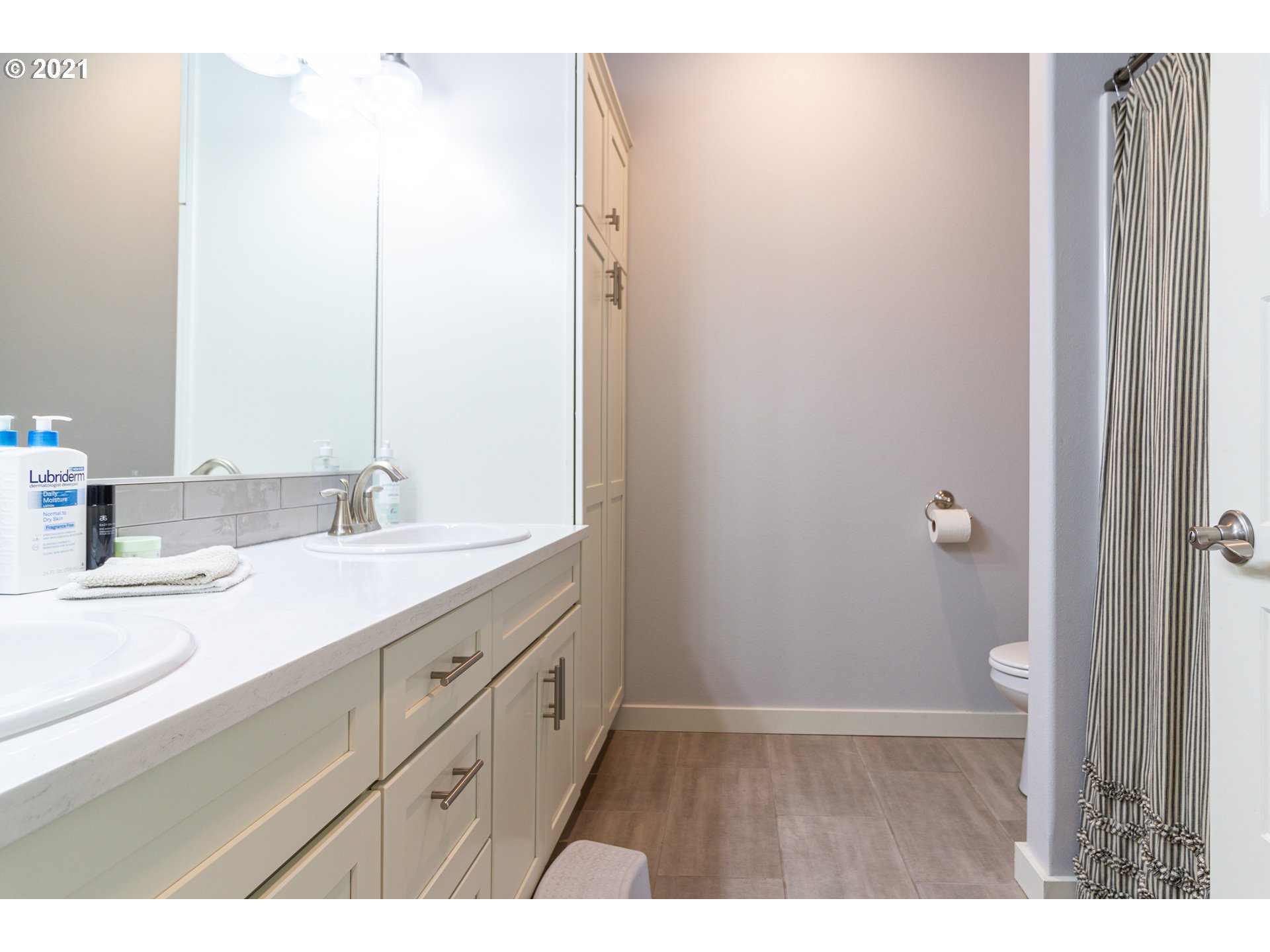 31931 Sun Ridge Lane Hermiston, OR 97838 - Photo 20 of 32 a bathroom with a sink and a mirror