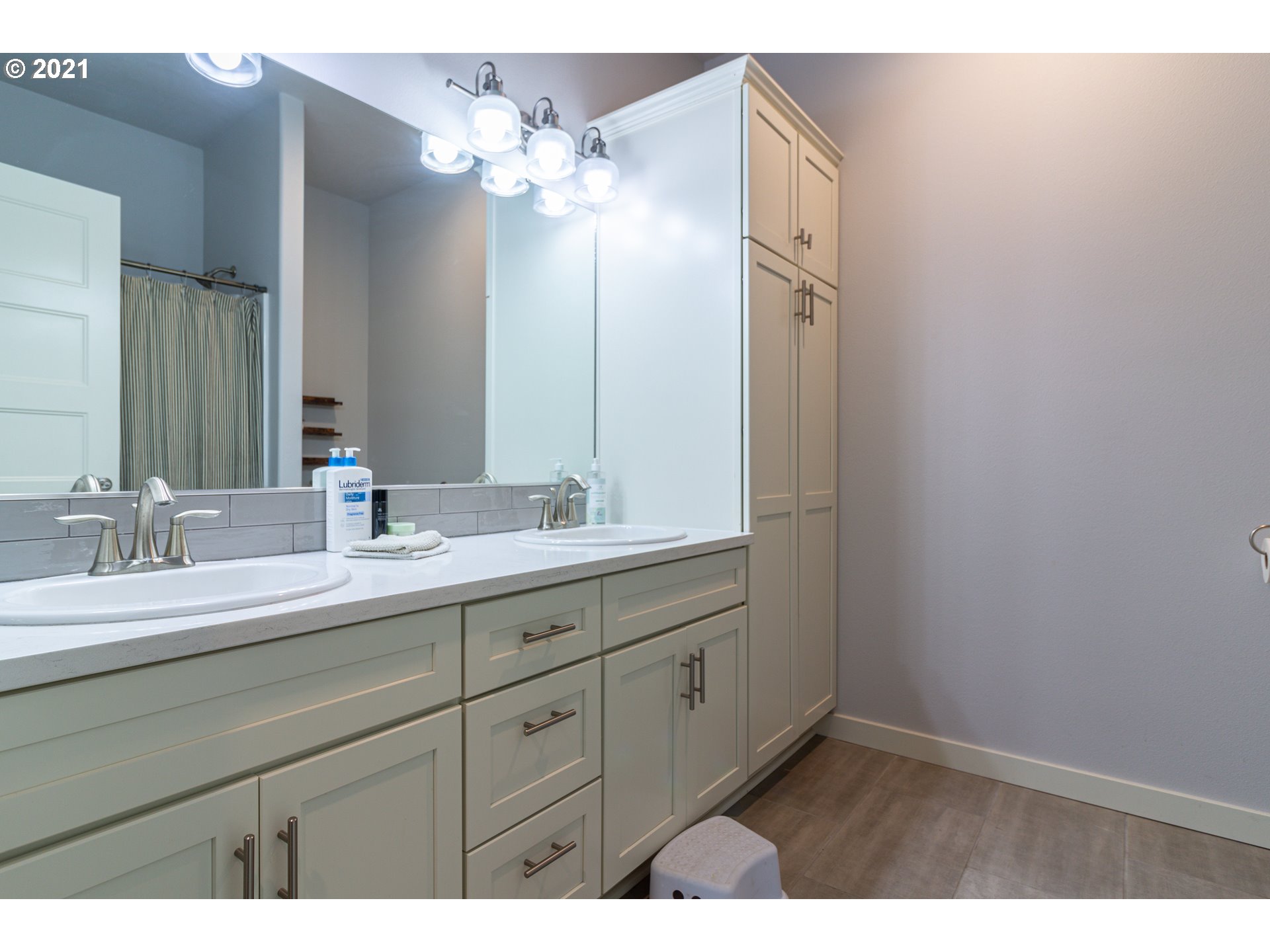 31931 Sun Ridge Lane Hermiston, OR 97838 - Photo 21 of 32 a bathroom with a double vanity sink and a mirror