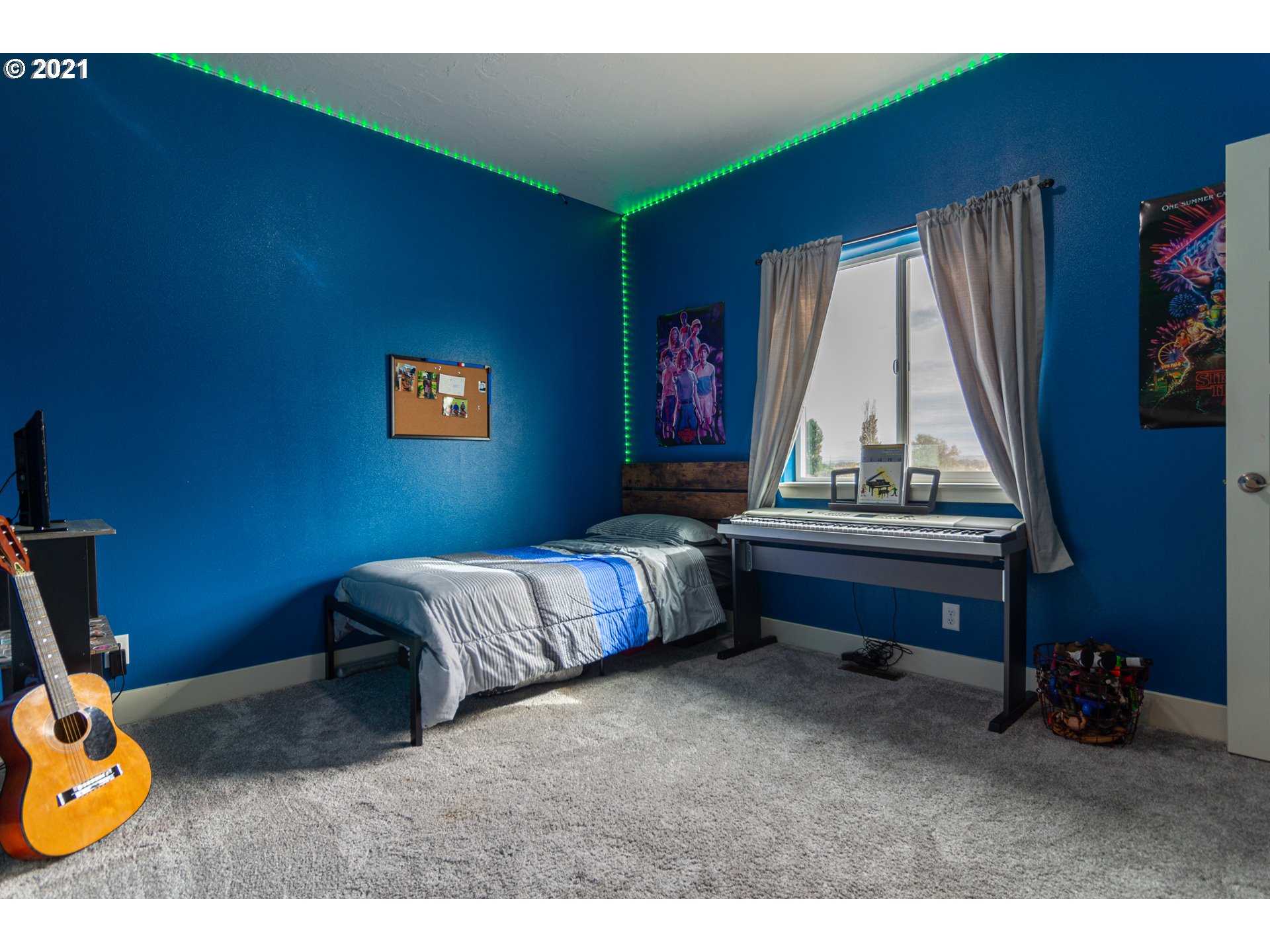 31931 Sun Ridge Lane Hermiston, OR 97838 - Photo 22 of 32 a bedroom with a bed and a window