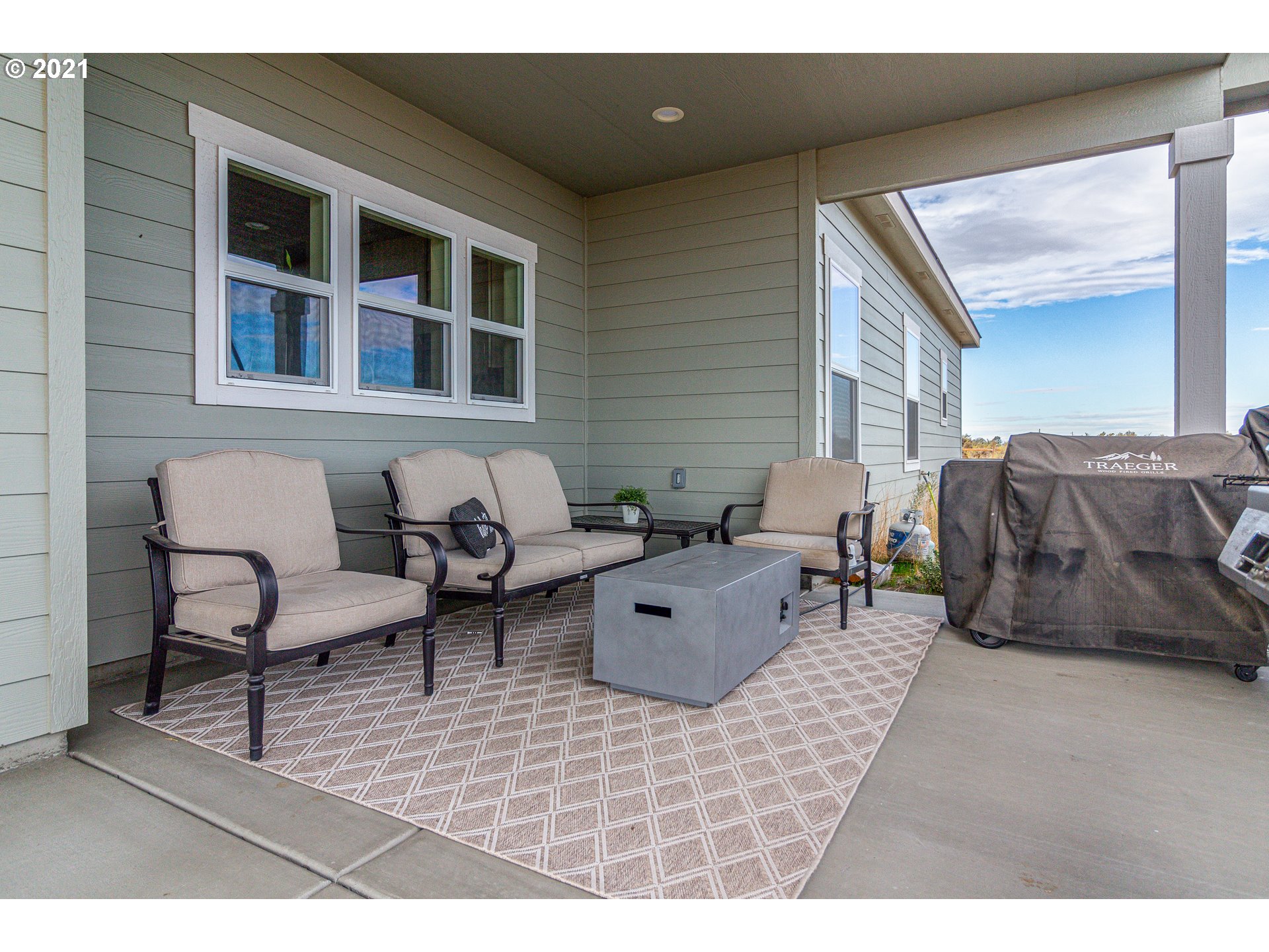 31931 Sun Ridge Lane Hermiston, OR 97838 - Photo 23 of 32 a living room with furniture