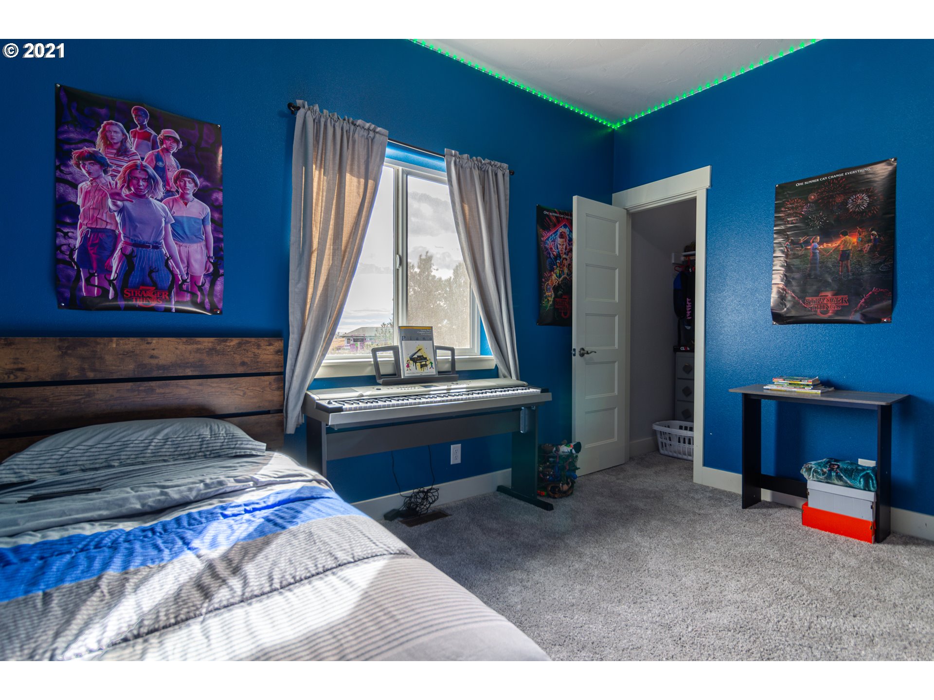 31931 Sun Ridge Lane Hermiston, OR 97838 - Photo 24 of 32 a bedroom with a bed and a painting on the wall