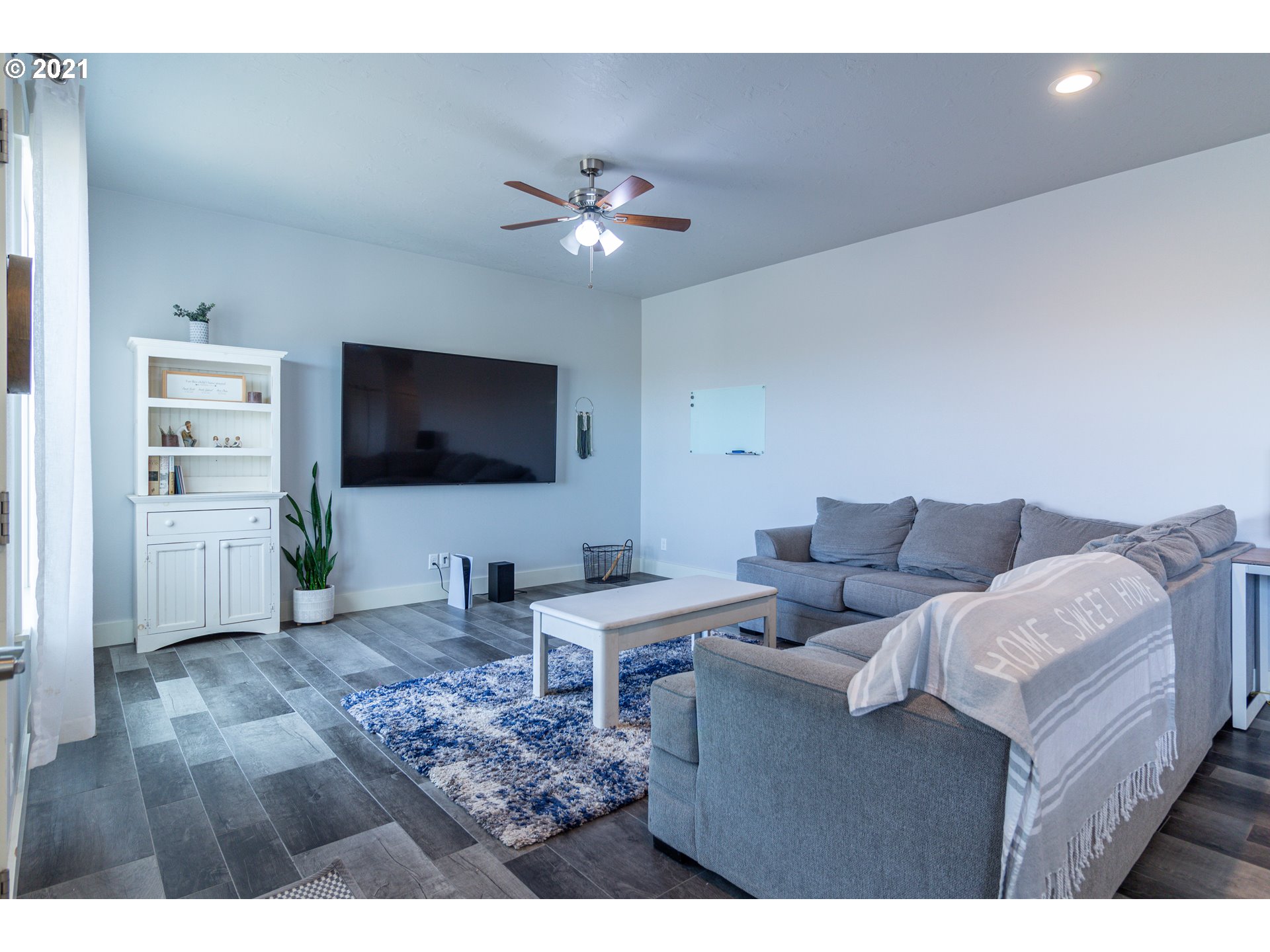 31931 Sun Ridge Lane Hermiston, OR 97838 - Photo 31 of 32 a living room with furniture and a flat screen tv