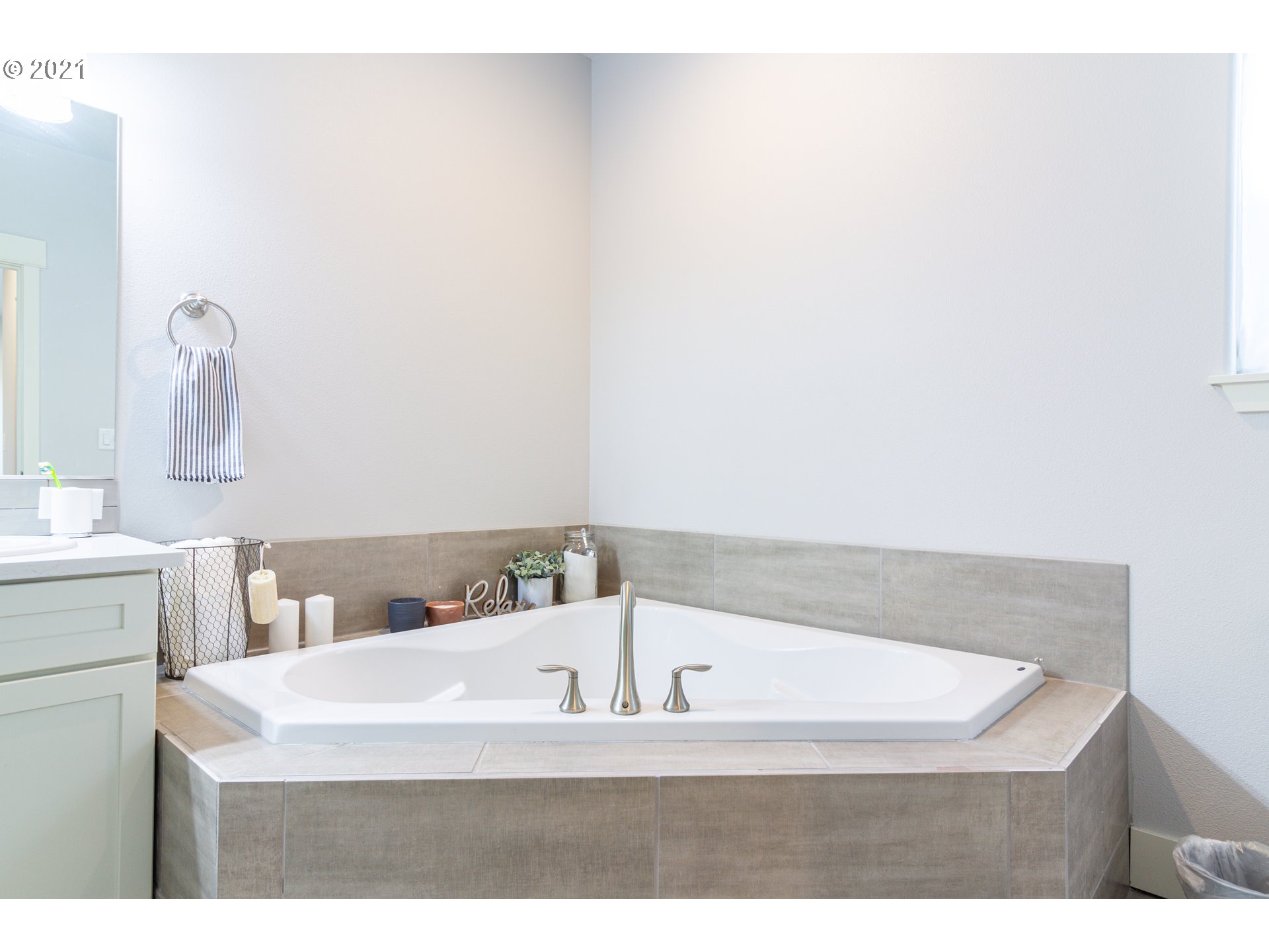 31931 Sun Ridge Lane Hermiston, OR 97838 - Photo 10 of 32 a bathroom with a bathtub