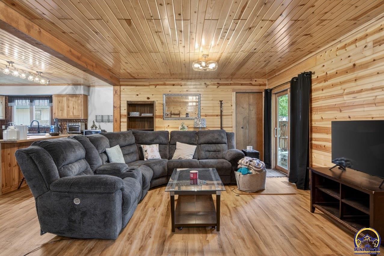 2921 Southwest Lincolnshire Road Topeka, KS 66614 - Photo 12 of 30