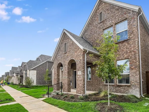$3,100 | 2612 Gateway Avenue, Corinth, TX 76210