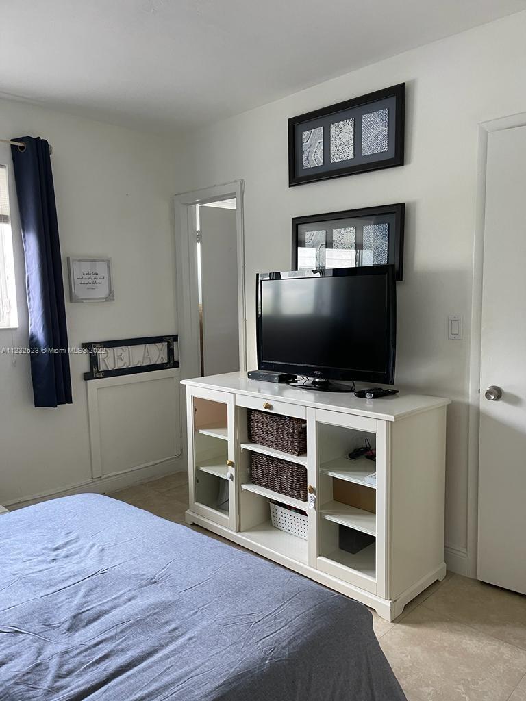 100 Sunrise Drive, Unit 25 Key Biscayne, FL 33149 - Photo 19 of 21 a view of a livingroom with furniture and a flat screen tv