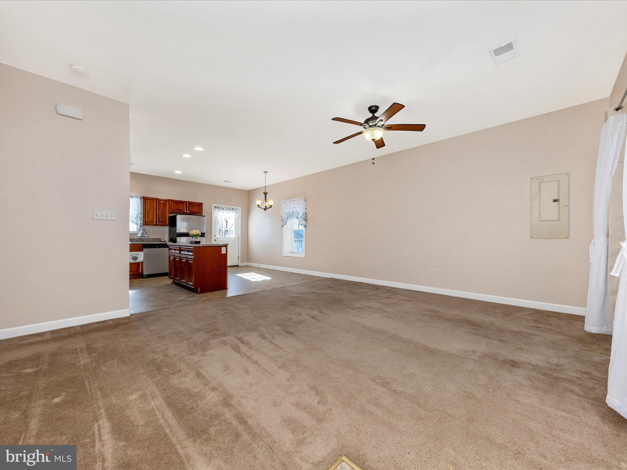 10 Wakefield Road Hagerstown, MD 21740 - Photo 3 of 45 Living Room