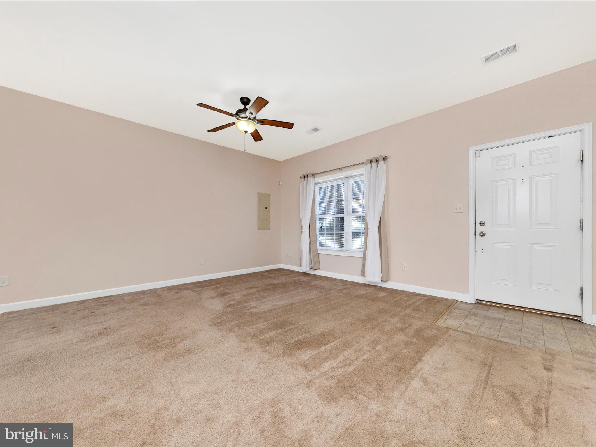 10 Wakefield Road Hagerstown, MD 21740 - Photo 4 of 45 Living Room