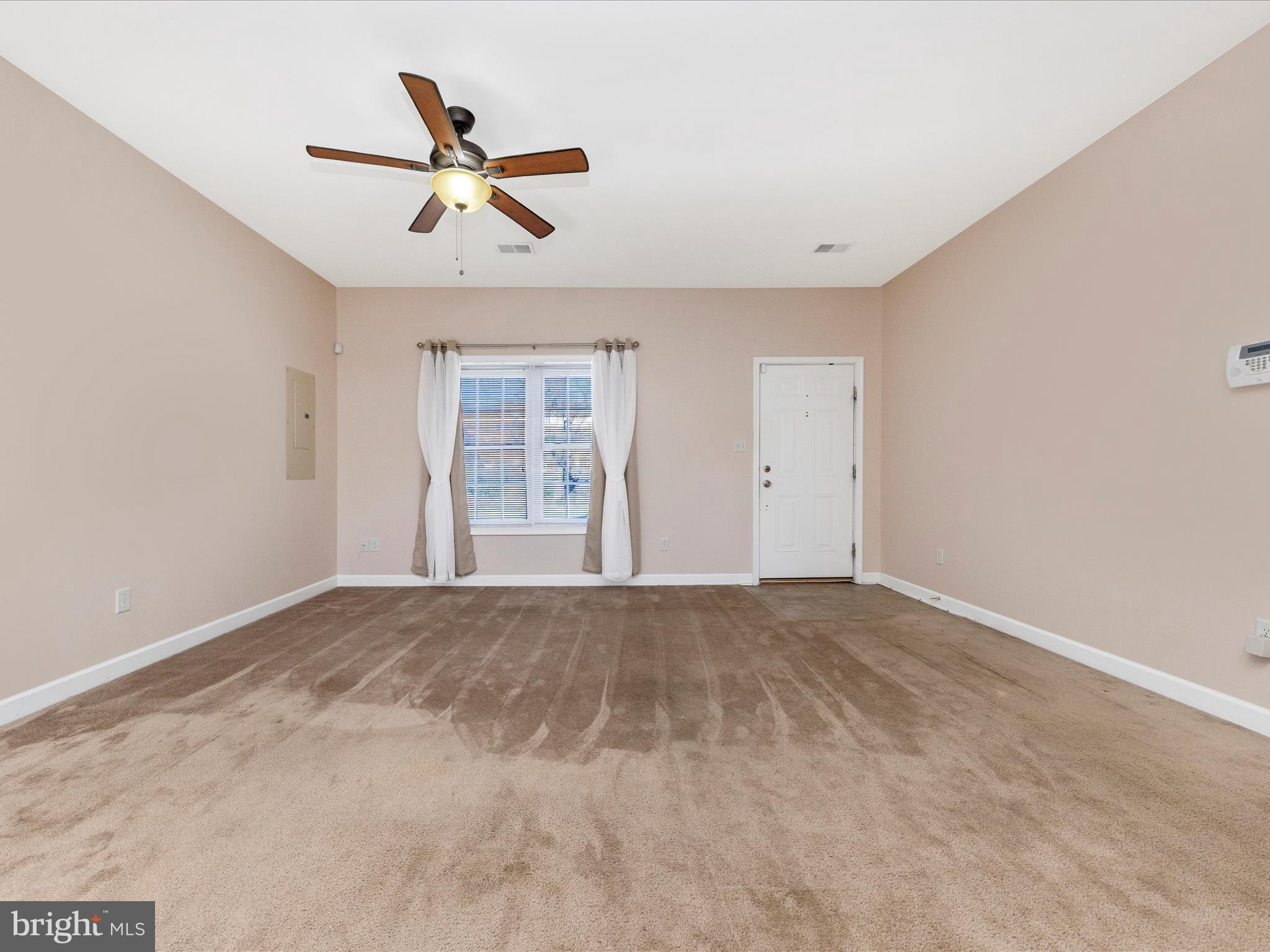 10 Wakefield Road Hagerstown, MD 21740 - Photo 5 of 45 Living Room
