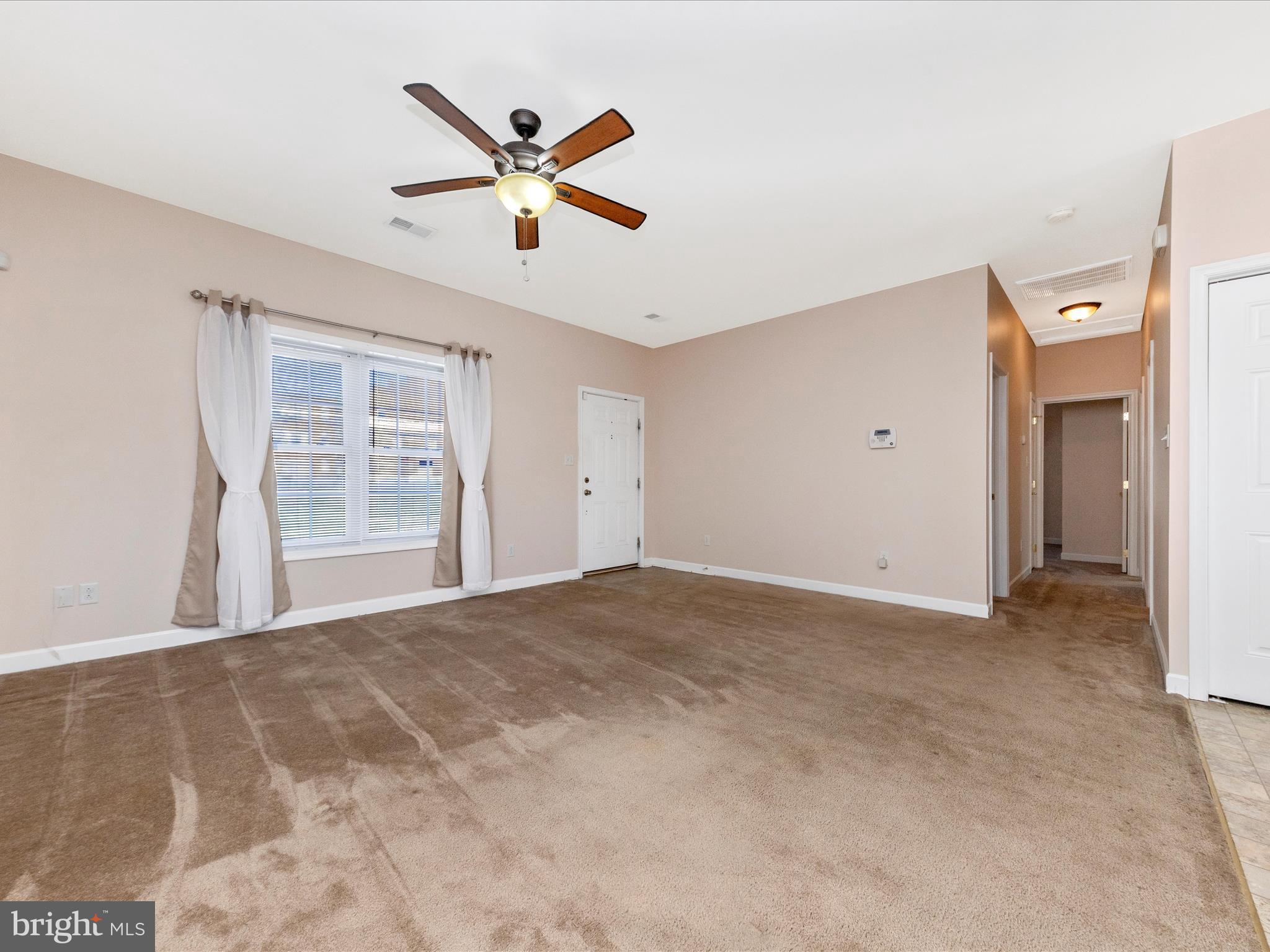 10 Wakefield Road Hagerstown, MD 21740 - Photo 6 of 45 Living Room