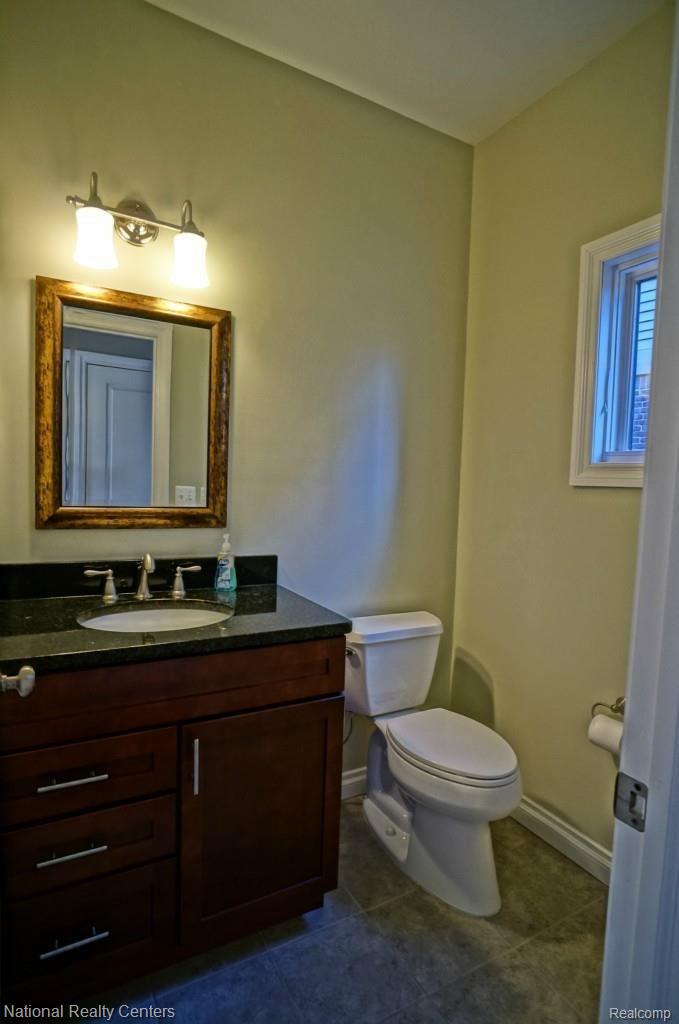 305 South Castell Avenue Rochester, MI 48307 - Photo 8 of 19 MainFloorBath.jpg