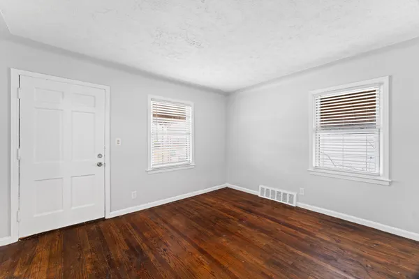 $124,999 | 20947 Beechwood Avenue, Eastpointe, MI 48021
