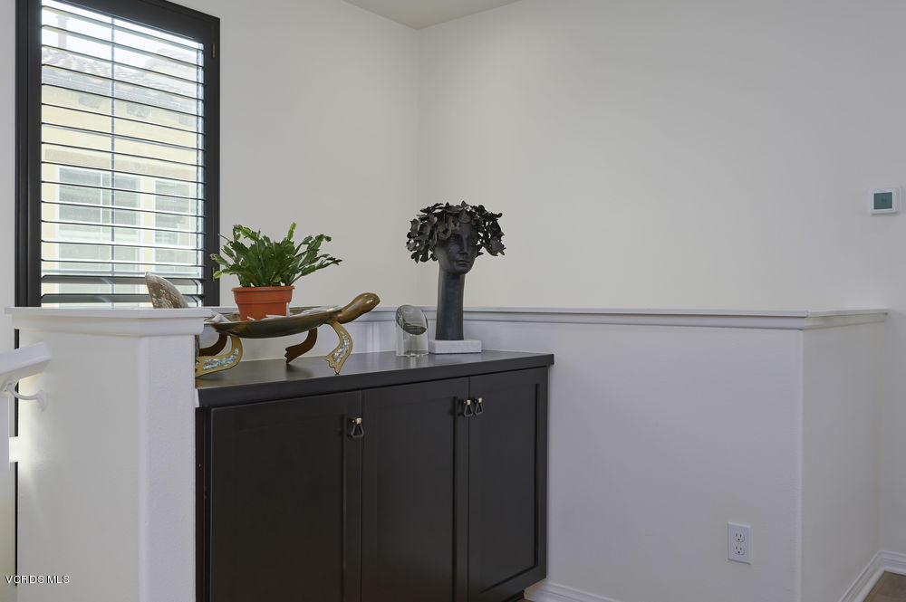 372 Calistoga Road Camarillo, CA 93010 - Photo 14 of 36 a vase of flowers sitting on a desk