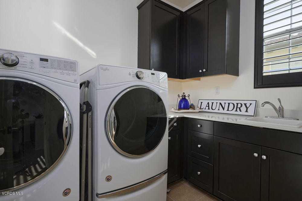372 Calistoga Road Camarillo, CA 93010 - Photo 27 of 36 a utility room with dryer and washer