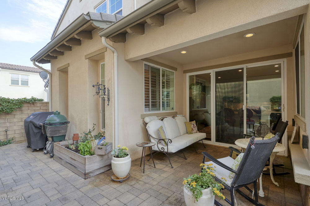 372 Calistoga Road Camarillo, CA 93010 - Photo 28 of 36 a outdoor living space with furniture and a potted plant