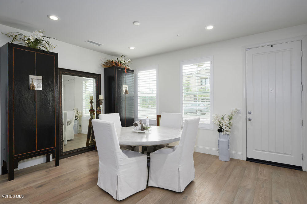 372 Calistoga Road Camarillo, CA 93010 - Photo 4 of 36 a view of a dining room with furniture and window