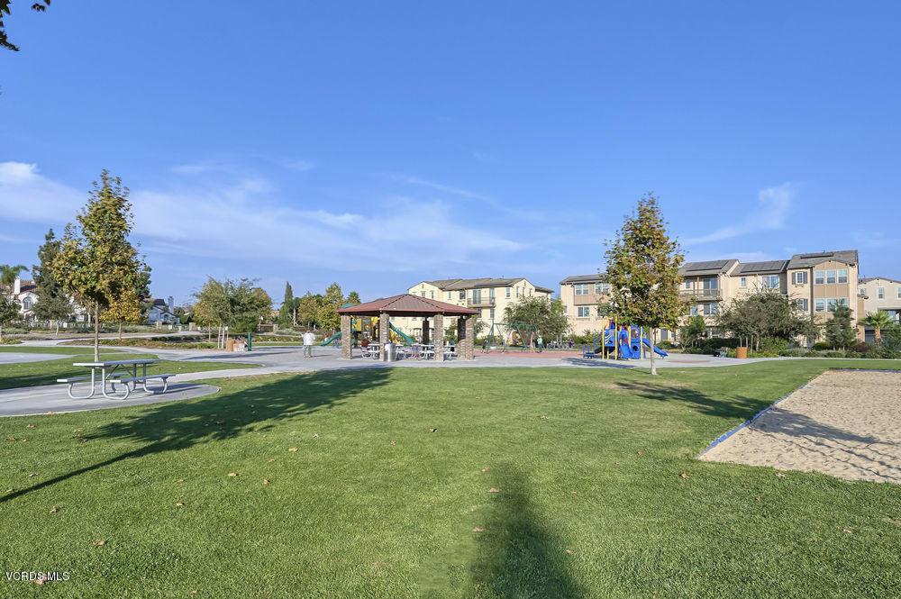 372 Calistoga Road Camarillo, CA 93010 - Photo 35 of 36 a view of a fountain in front of a house