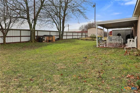 a view of a house with backyard