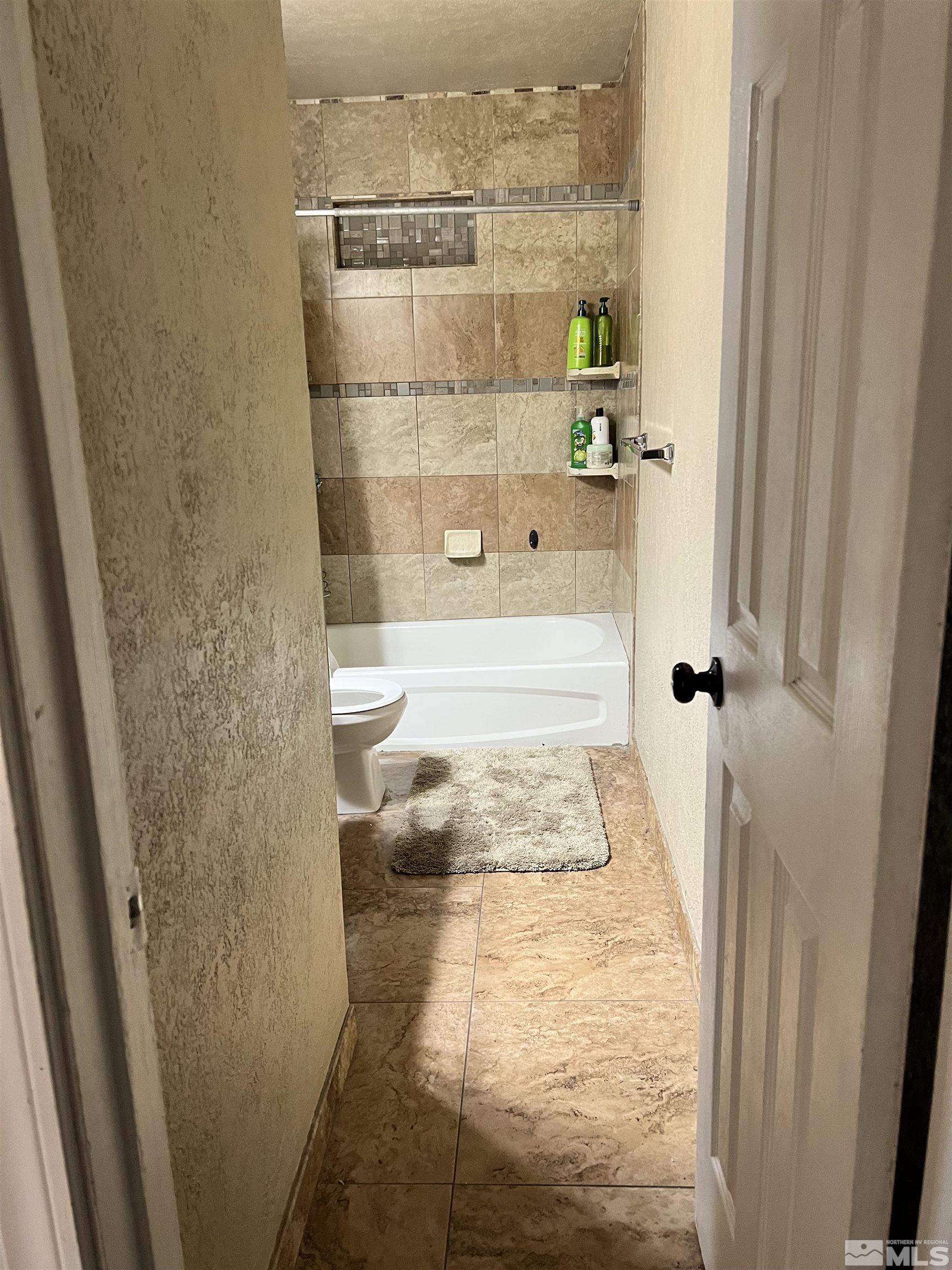 908 Lester Avenue Reno, NV 89502 - Photo 28 of 35 a bathroom with a bathtub