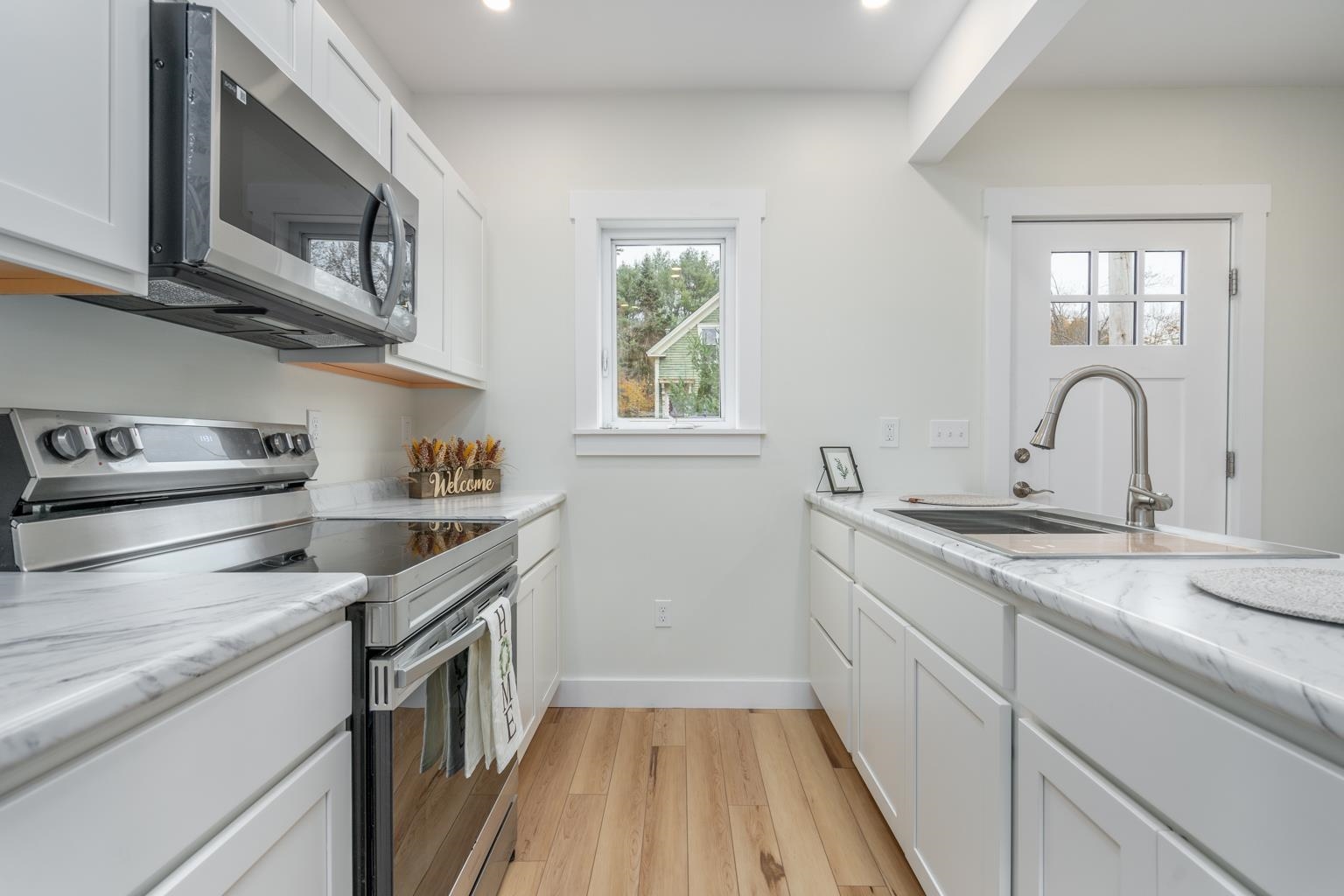 12 Green Street Rochester, NH 03868 - Photo 2 of 27