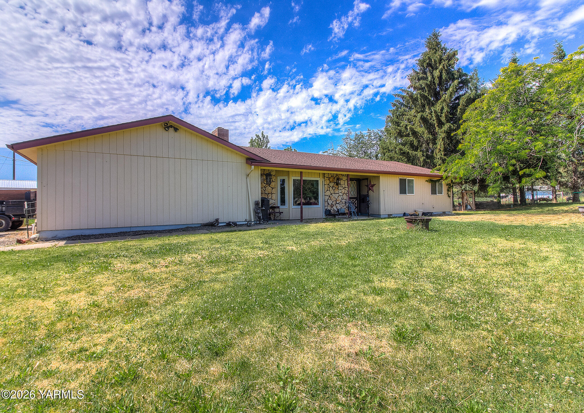 1130 Thompson Road Cowiche, WA 98923 - Photo 3 of 25 a backyard of a house with lots of green space