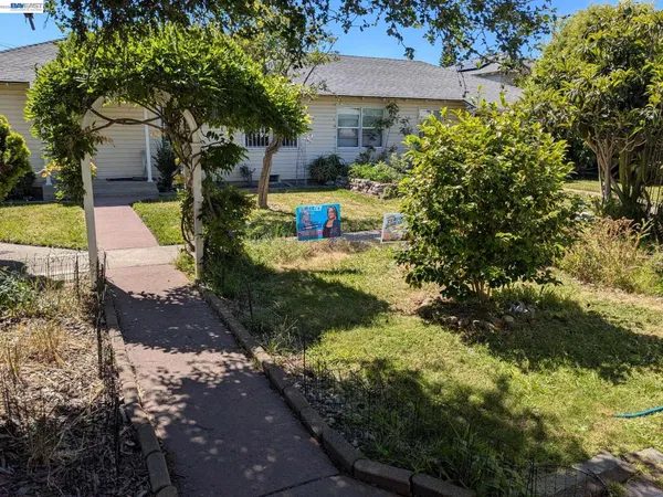 $299,999 | 172 West Chanslor Avenue, Richmond, CA 94801