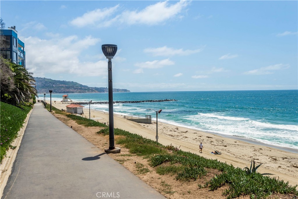 565 Esplanade, Unit 104 Redondo Beach, CA 90277 - Photo 37 of 42 a view of an ocean and a beach