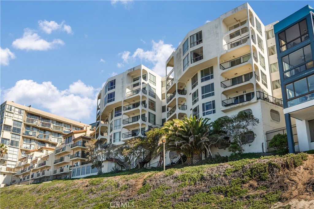 565 Esplanade, Unit 104 Redondo Beach, CA 90277 - Photo 40 of 42 a view of a building