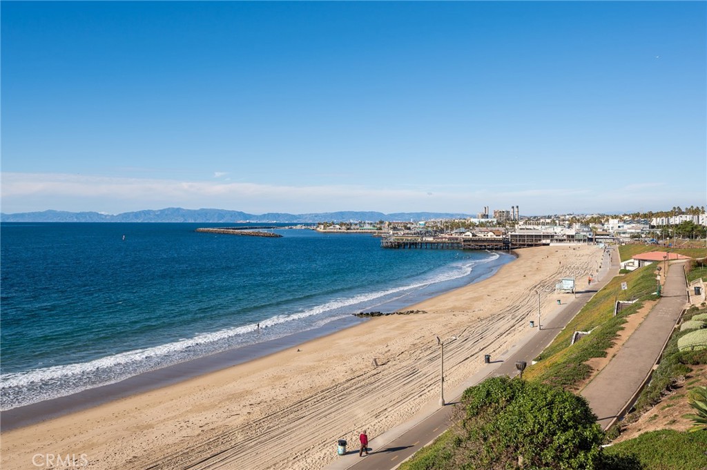 565 Esplanade, Unit 104 Redondo Beach, CA 90277 - Photo 4 of 42 a view of an ocean and city
