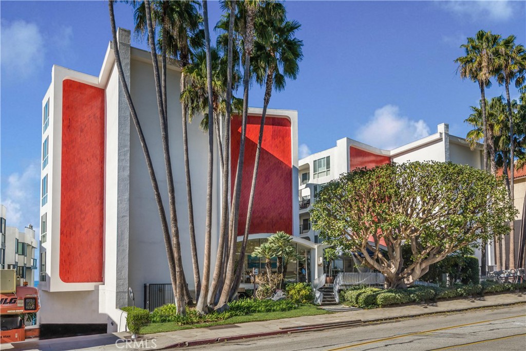 565 Esplanade, Unit 104 Redondo Beach, CA 90277 - Photo 41 of 42 a view of a palm trees front of a house