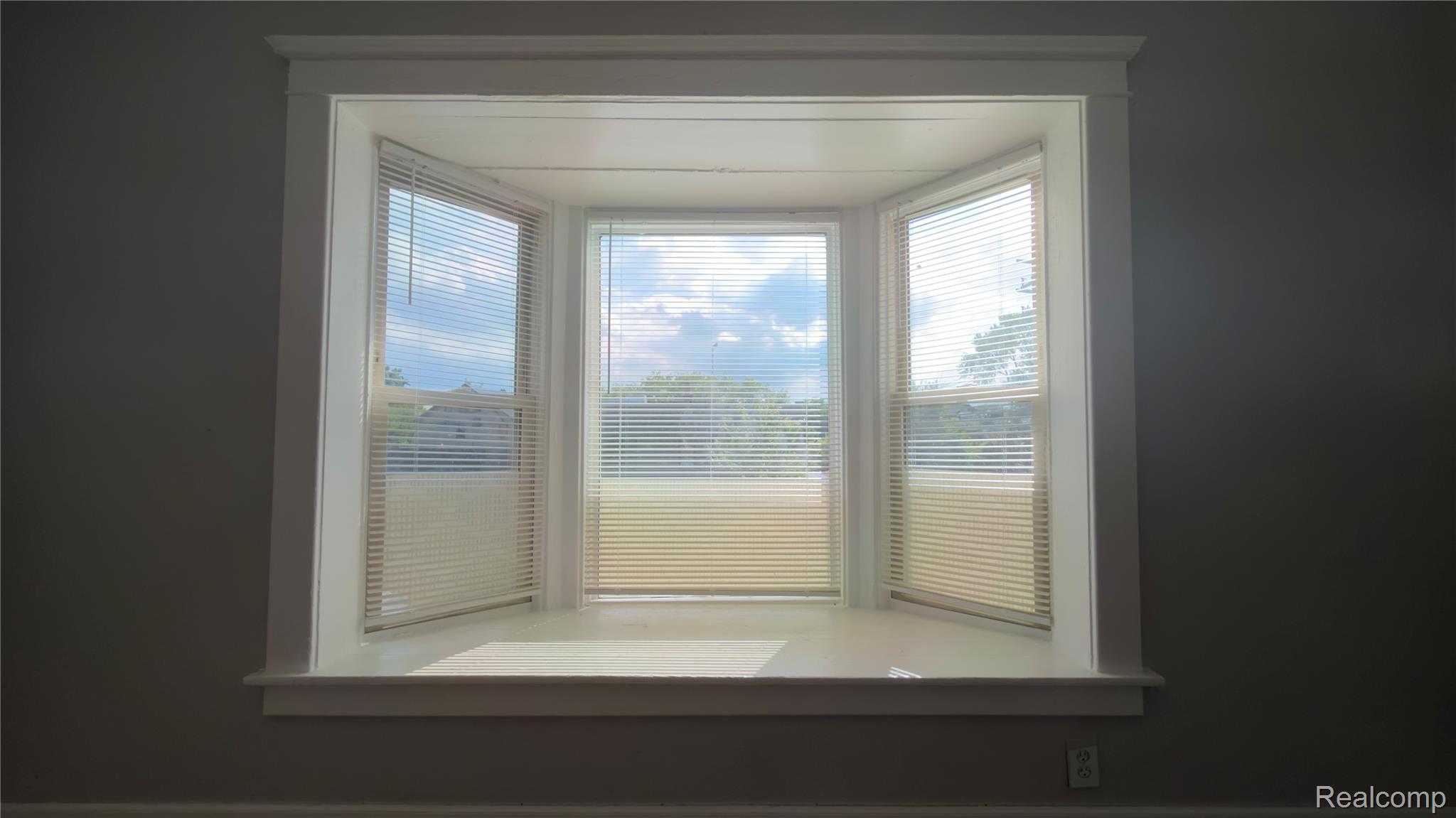 9426 John R Street Detroit, MI 48202 - Photo 14 of 17 Bay window with white trim and sill