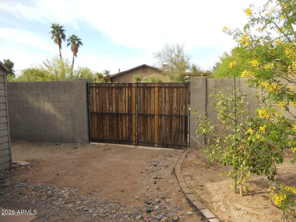$2,200 | 15821 North 9th Place, Phoenix, AZ 85022