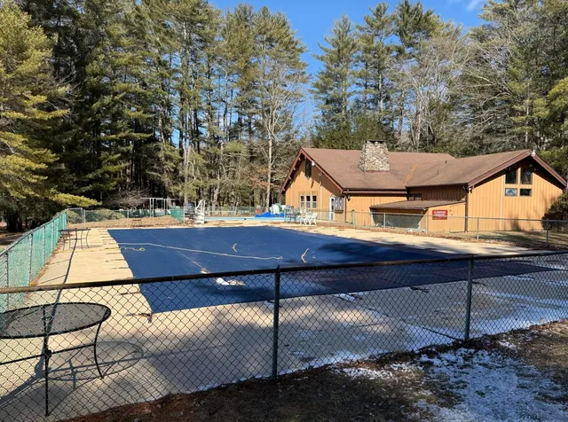 a view of sitting area with furniture