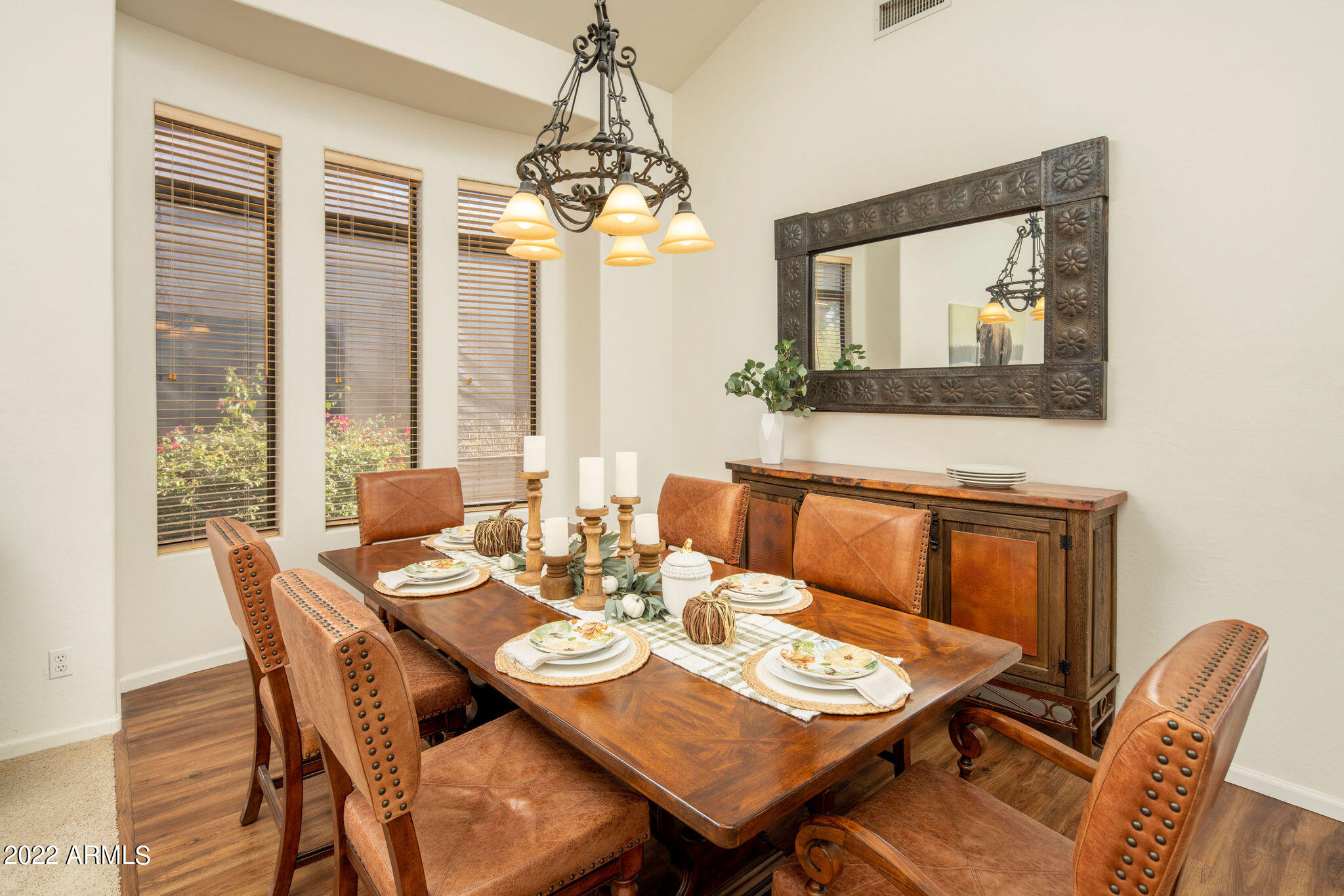 5215 East Hashknife Road Phoenix, AZ 85054 - Photo 7 of 36 Holiday Dining