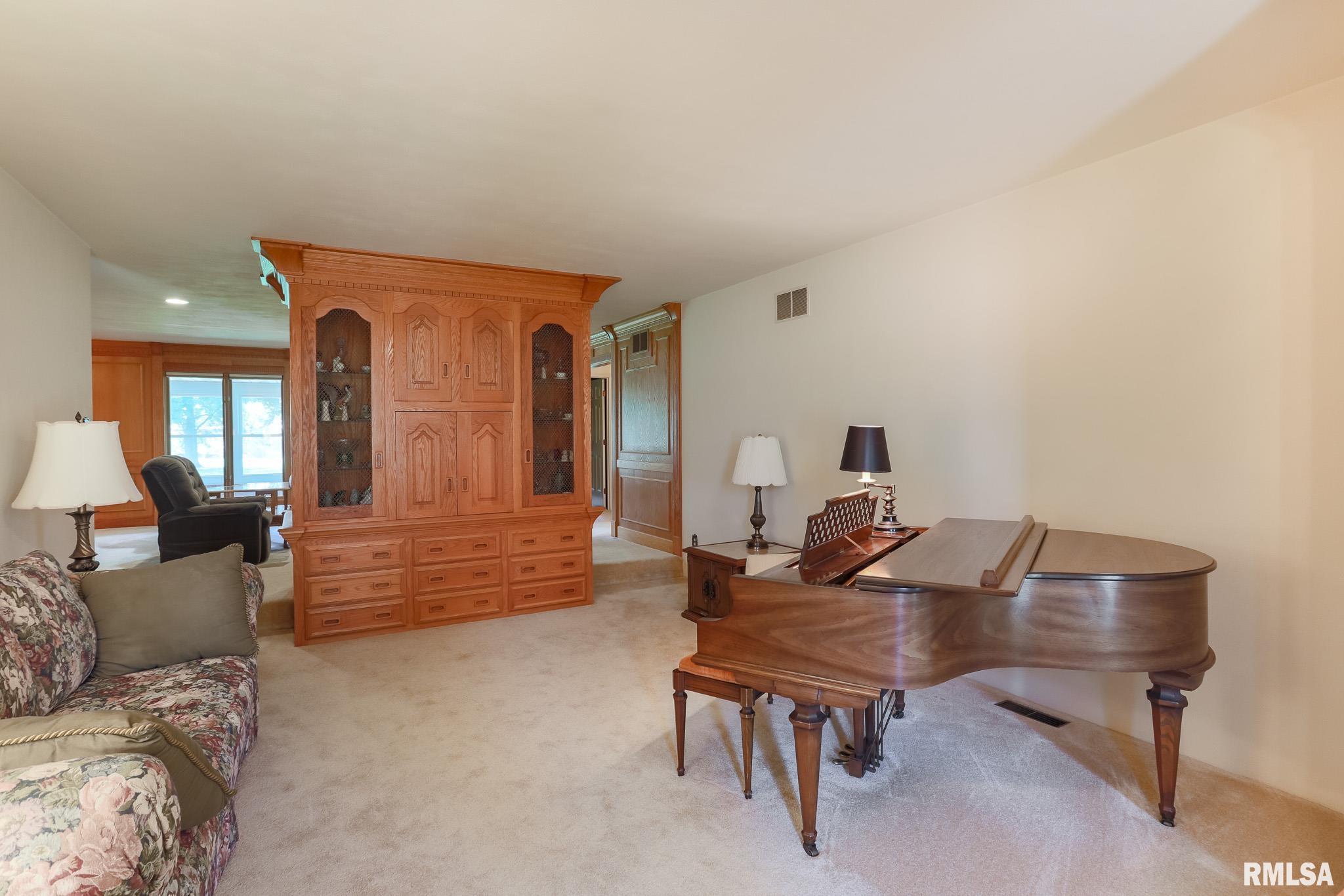 2816 Sheridan Road Pekin, IL 61554 - Photo 10 of 32