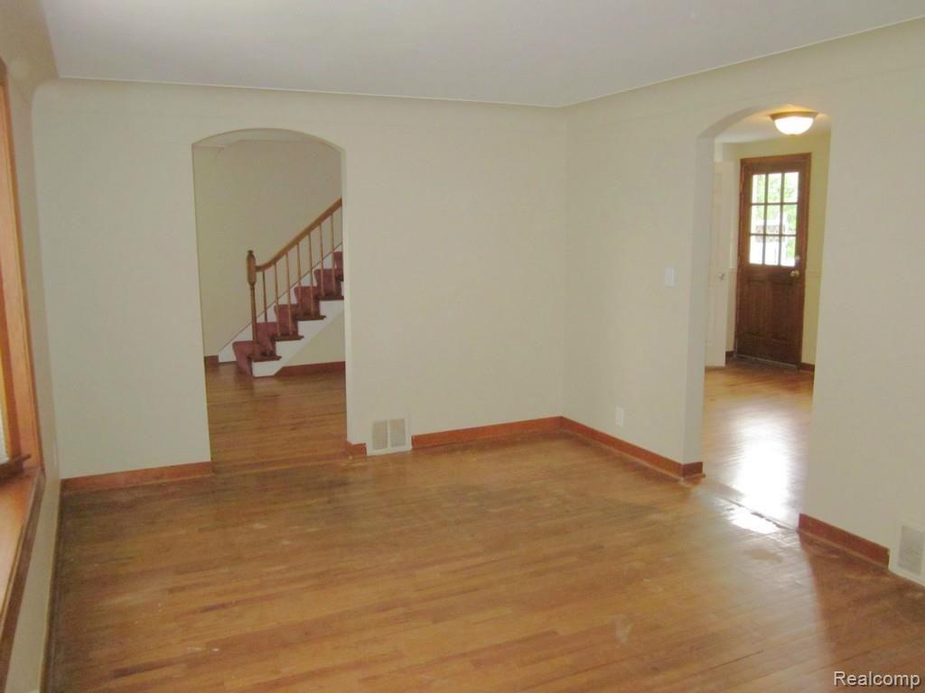 14151 Newburgh Road Livonia, MI 48150 - Photo 4 of 39 4 Living Room 1.jpg