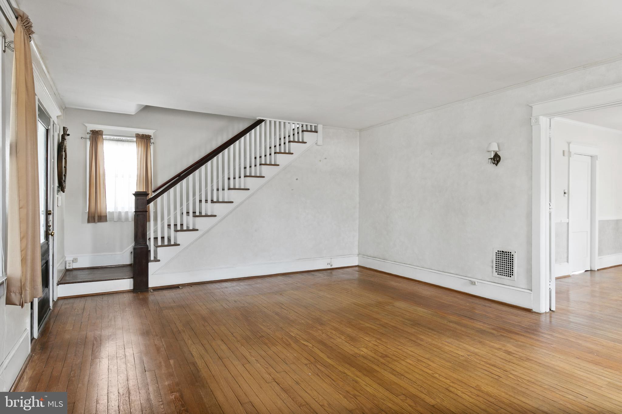 303 2nd Street Riverton, NJ 08077 - Photo 10 of 32 Living Room