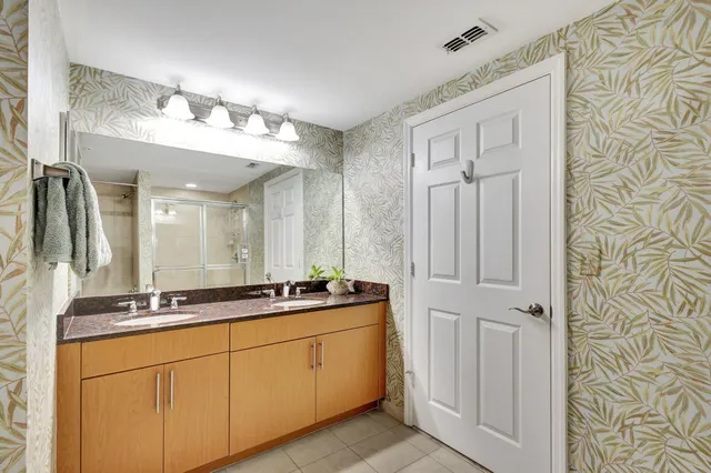 a lots of tables and chairs in a room