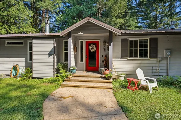 a view of a house with backyard